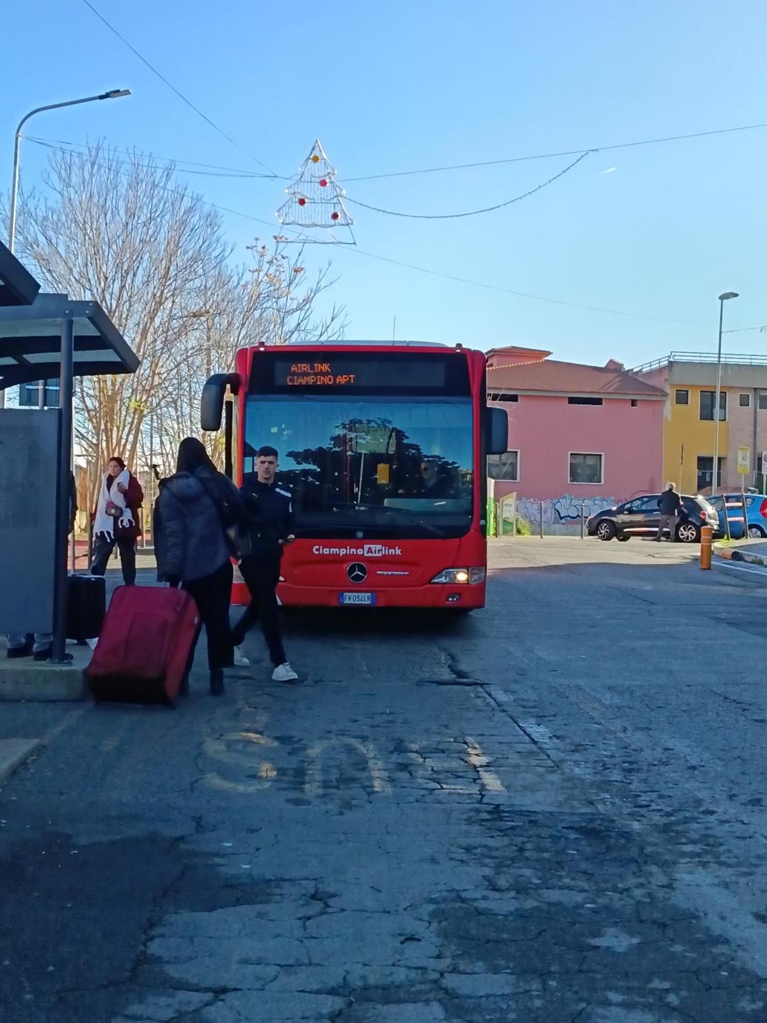 Adriatic Room 50 M Dalla Stazione Ferroviaria Di Ciampino E Dalla Navetta Aeroportuale Екстериор снимка